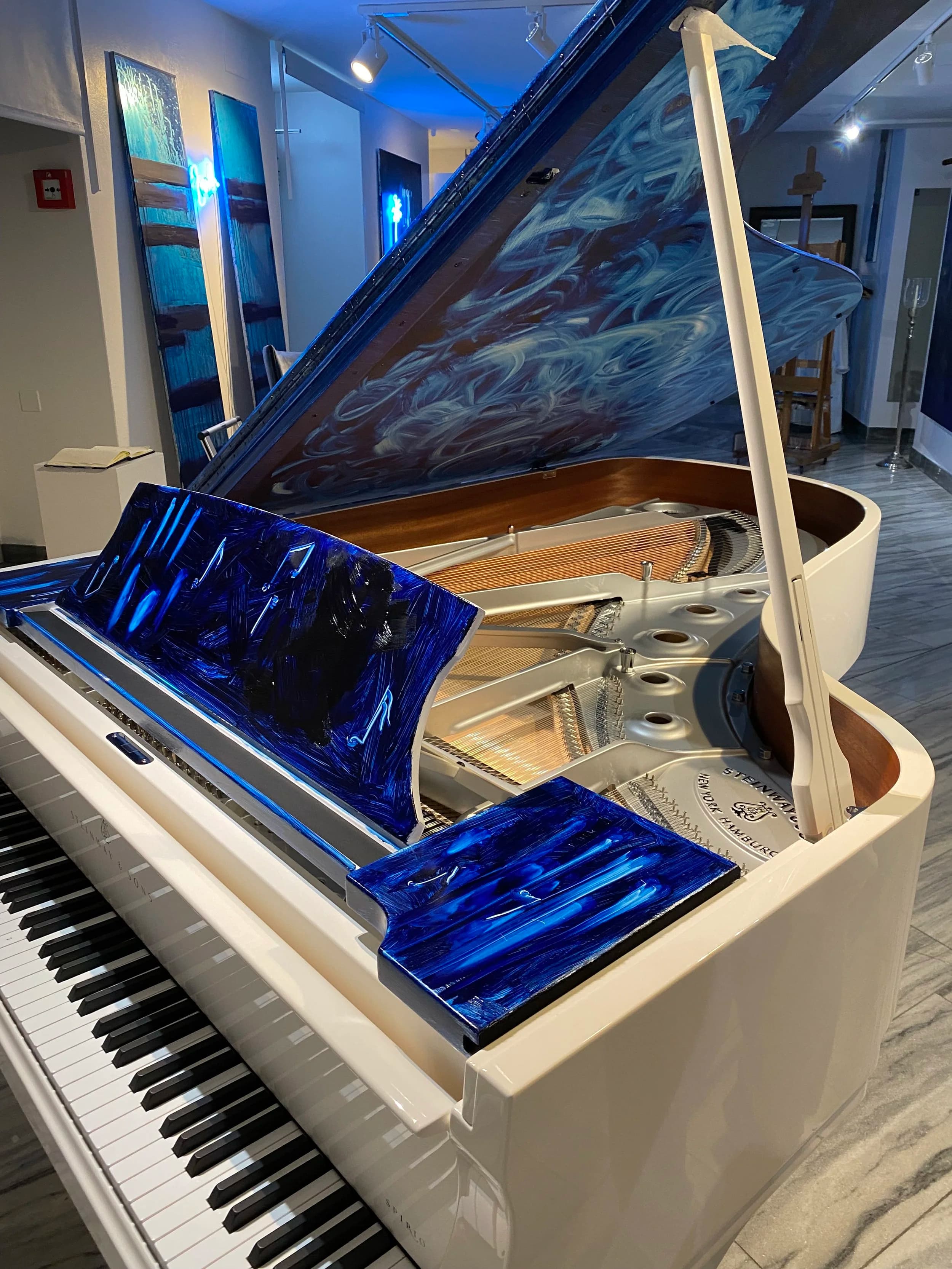 Blue Piano — Musik Hug x Mccreedy
